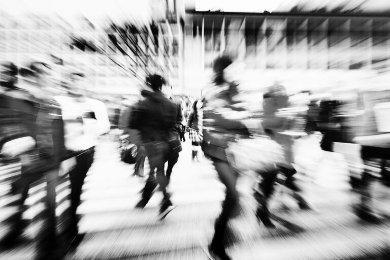Perché in gruppo aiutiamo meno: l'effetto spettatore